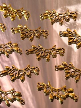 Golden leaf pendant supply